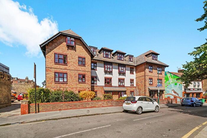 1 Bedroom Apartment For Sale In Nightingale Lane, Wanstead, E11