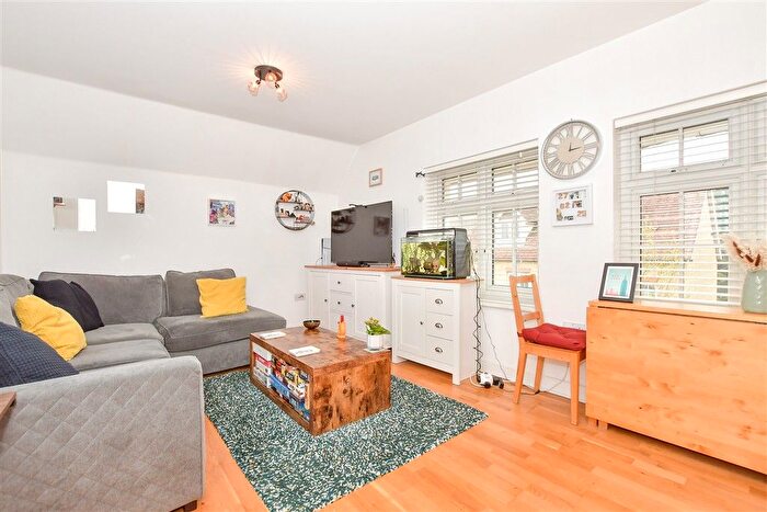 2 Bedroom Flat For Sale In Albion Drive, Larkfield, Kent, ME20