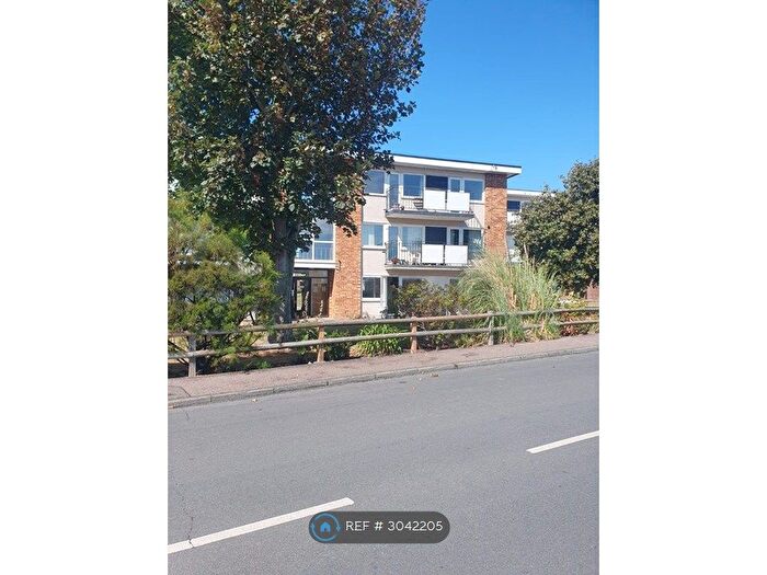 2 Bedroom Flat To Rent In Lord Warden Avenue, Deal, CT14