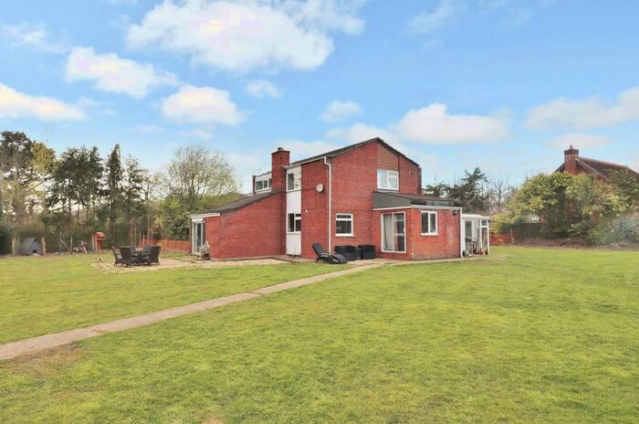4 Bedroom Detached House For Sale In Bishops Wood Road, Fareham, PO17