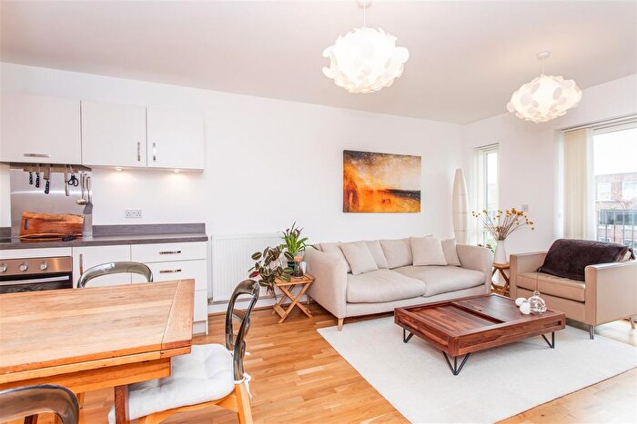 1 Bedroom Flat For Sale In St. Clements Avenue, Mile End, E3