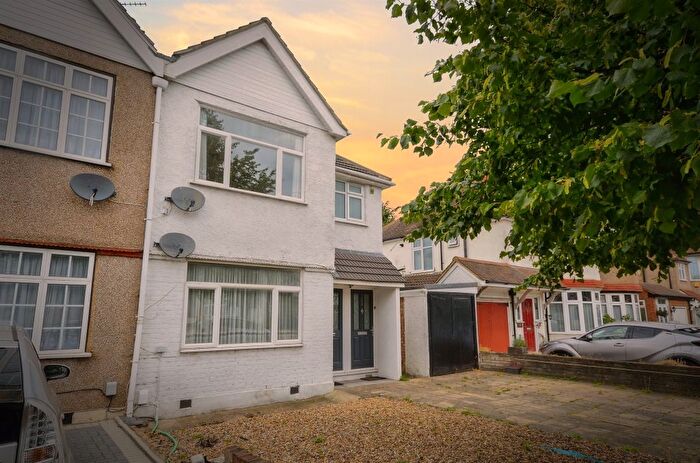 1 Bedroom Maisonette For Sale In Parkside Way, Harrow, HA2