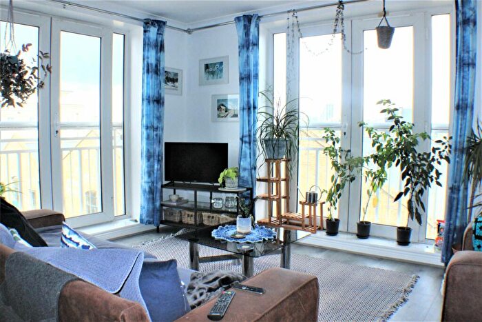 2 Bedroom Apartment To Rent In Millennium Drive, Isle Of Dogs, E14
