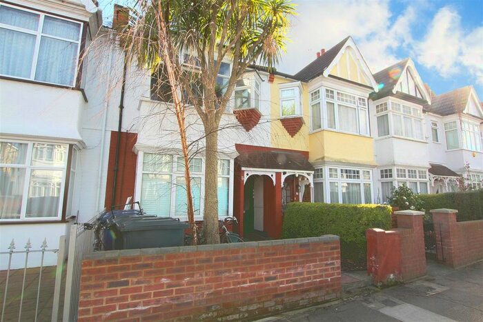 2 Bedroom Flat To Rent In Graham Avenue, London, W13