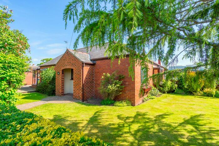 2 Bedroom Detached Bungalow For Sale In Chestnut Avenue, Airmyn, DN14
