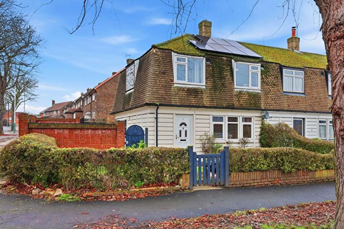 3 Bedroom End Terrace House For Sale In North Hill Green, Romford, RM3