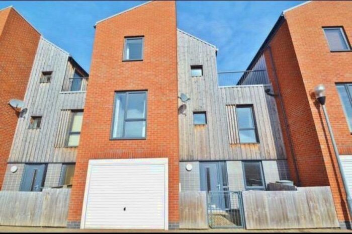 2 Bedroom Town House To Rent In Markendale Place, Salford, Manchester, M5