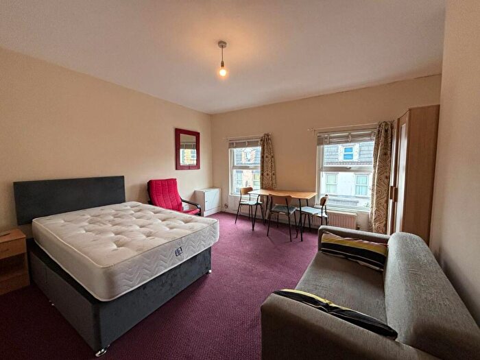 Flat To Rent In Holt Road, L7