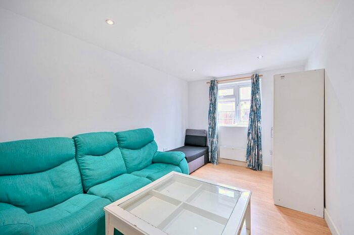 1 Bedroom Maisonette To Rent In Kingston Road, Raynes Park, London, SW20