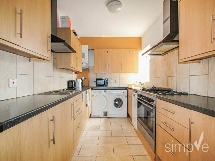 6 Bedroom House To Rent In Stile Road, Langley, Berkshire, SL3