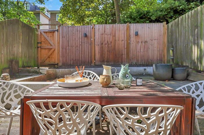 2 Bedroom Flat For Sale In Great Western Road, London, W11