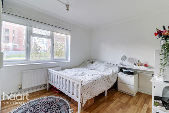 2 Bedroom Flat For Sale In Coppetts Road, London, N10