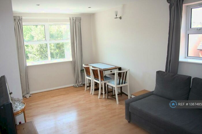 2 Bedroom Flat To Rent In Charles Place, Reading, RG1