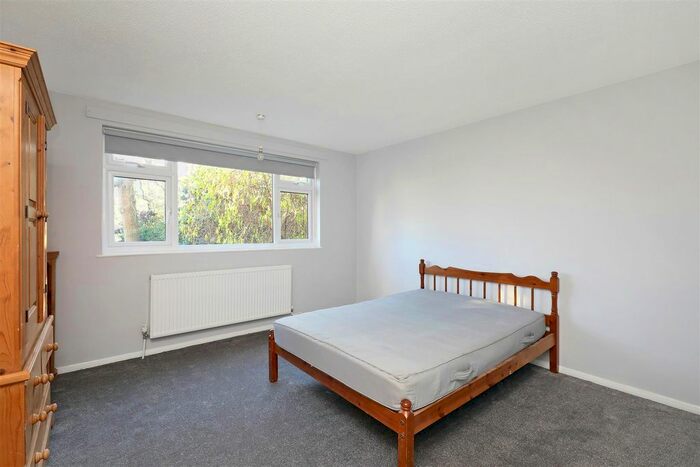 2 Bedroom Flat To Rent In Putney Hill, London, SW15