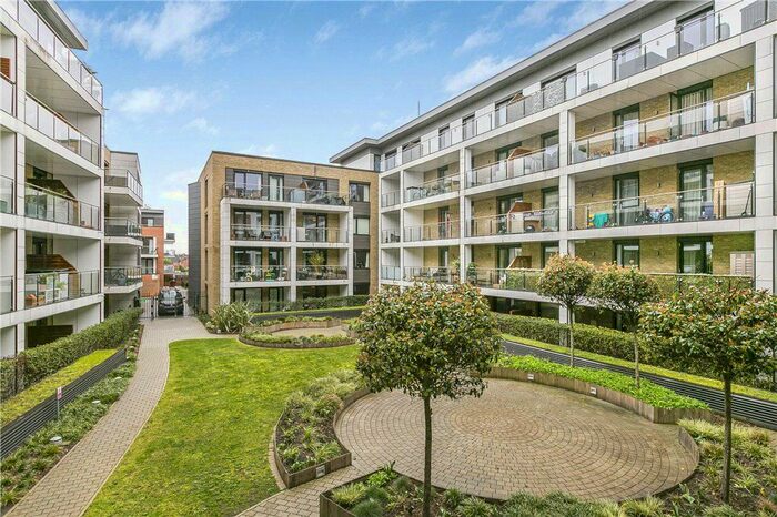 2 Bedroom Flat To Rent In Knaresborough Drive, London, SW18