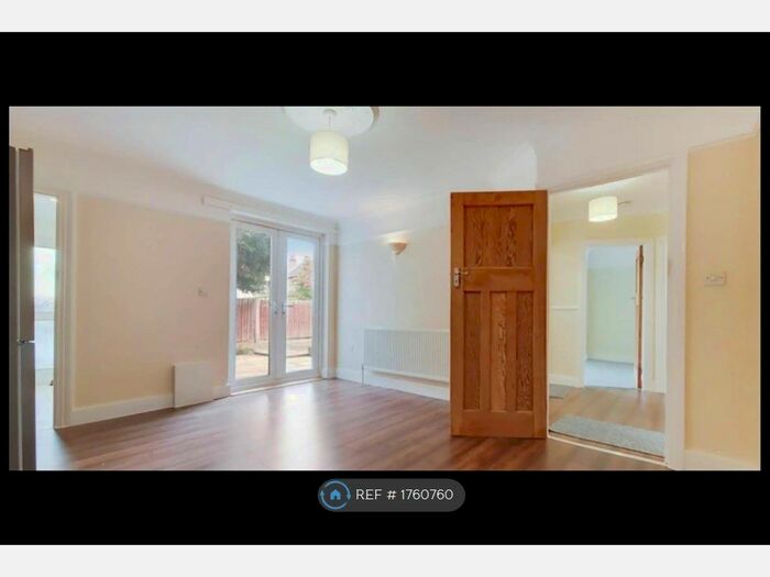 3 Bedroom Flat To Rent In Western Road, Mitcham, CR4