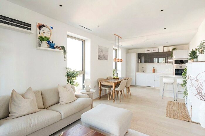 1 Bedroom Flat For Sale In Downs Road, London, E5