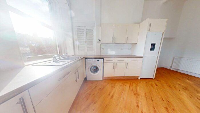 3 Bedroom Flat To Rent In Queens Drive, Struthbungo, Glasgow., G42