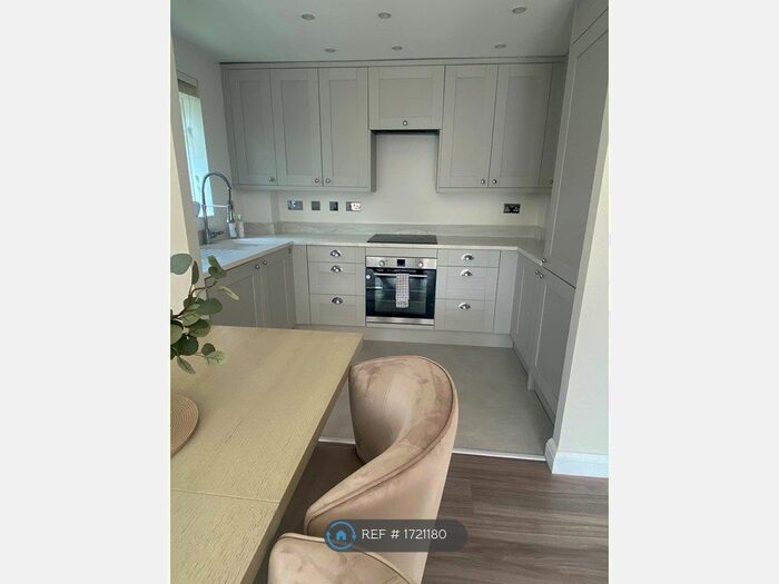 2 Bedroom Flat To Rent In Winnipeg Way, Broxbourne, EN10