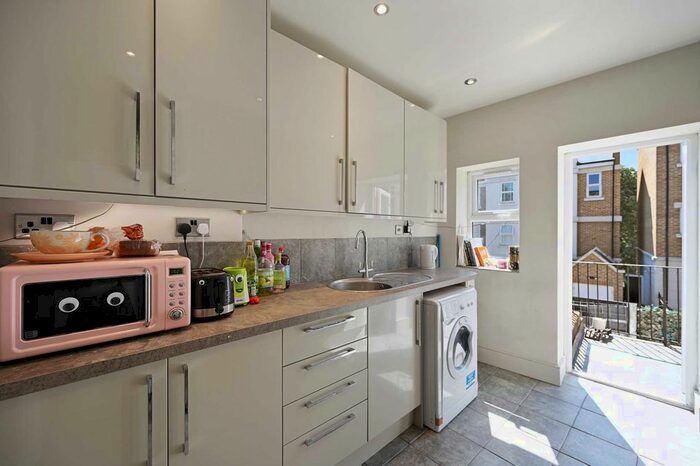 3 Bedroom Flat To Rent In Hetley Road, Shepherds Bush, W12