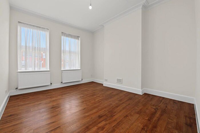 3 Bedroom Flat To Rent In Ferme Park Road, London, N4