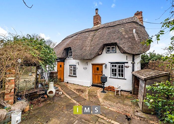 2 Bedroom Cottage To Rent In The College, Bicester, OX27