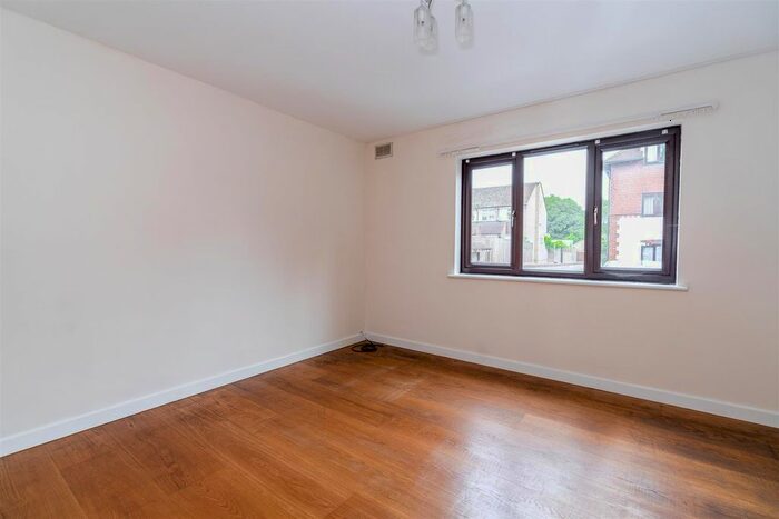 2 Bedroom Flat To Rent In Willow Court, Bassetsbury Lane, HP11