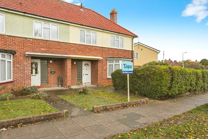 3 Bedroom Semi Detached House For Sale In Bramford Lane, Ipswich, IP1