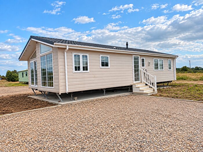 2 Bedroom Mobile Home For Sale In Heron Orchard Holiday Park, Frostley Gate, PE12