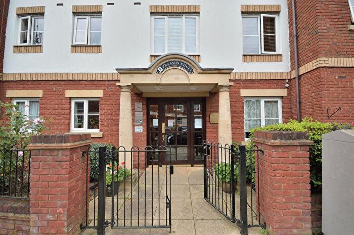 1 Bedroom Flat For Sale In Pegasus Court, Green Lanes, Winchmore Hill, London., N21