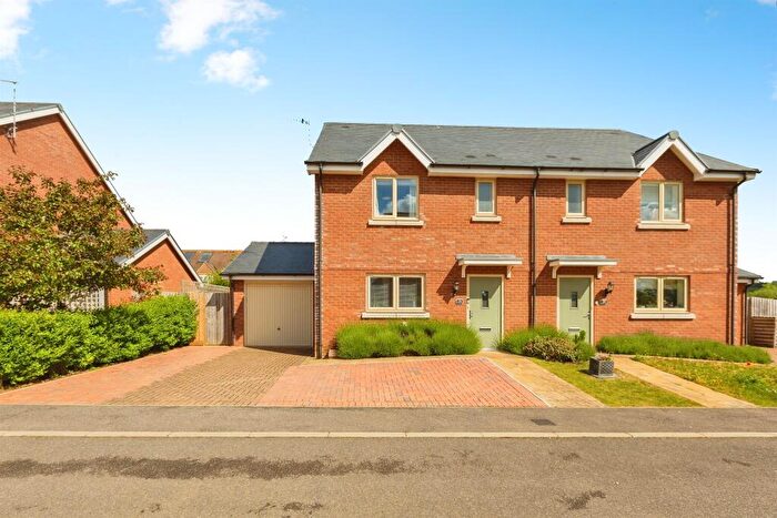 3 Bedroom Semi Detached House For Sale In Elmwood Close, Oakley, Aylesbury, HP18
