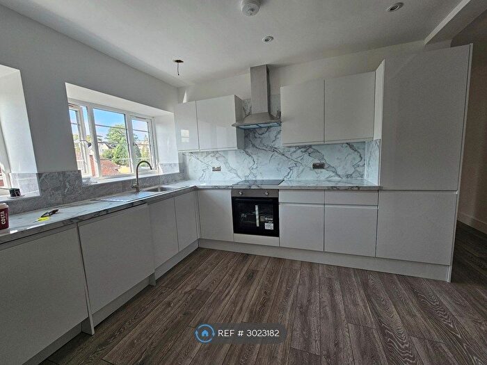 3 Bedroom Flat To Rent In Riviera Court, Bournemouth, BH2