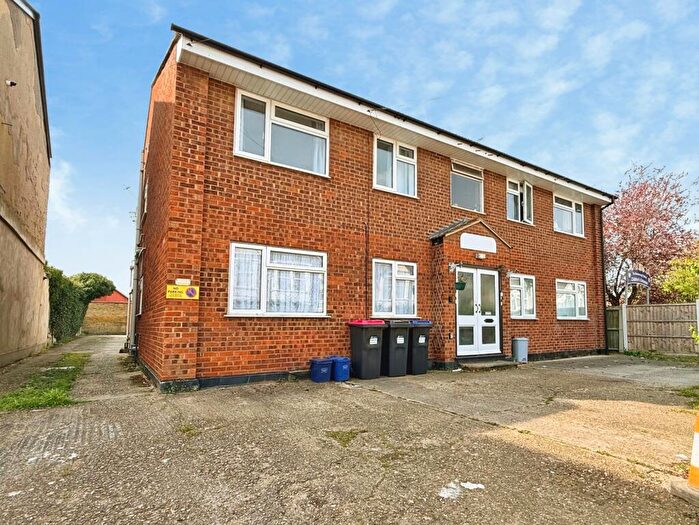 2 Bedroom Apartment For Sale In Gainsborough Drive, Westcliff-on-Sea, Essex, SS0