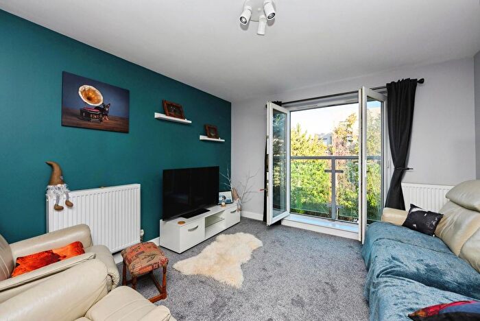 2 Bedroom Flat For Sale In Highbury Drive, Leatherhead, Surrey, KT22