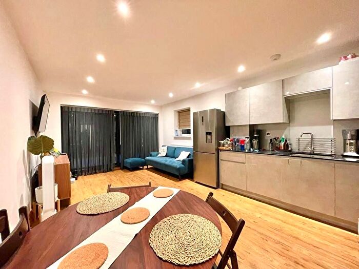 2 Bedroom Flat To Rent In Madeley Road, Ealing, W5