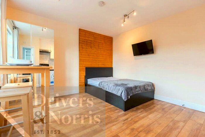 Apartment To Rent In Biddestone Road, Islington, London, N7