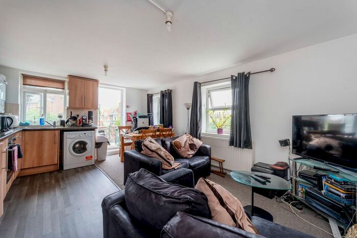 3 Bedroom Flat To Rent In Horn Lane, Acton, London, W3