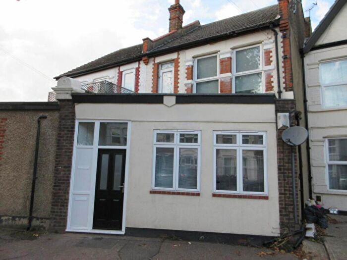 2 Bedroom Flat To Rent In Gff Hamlet Court Road, Westcliff On Sea, SS0