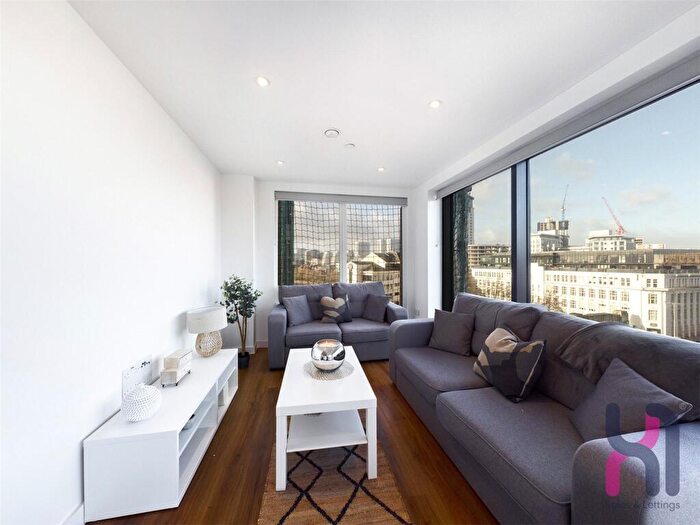 3 Bedroom Flat To Rent In The Gateway, Trafford Road, Salford, M5