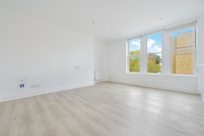 2 Bedroom Apartment To Rent In The Gardens, East Dulwich London, SE22