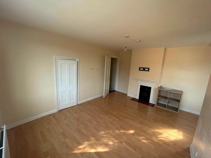 2 Bedroom Flat To Rent In West Wycombe Road, High Wycombe, HP11