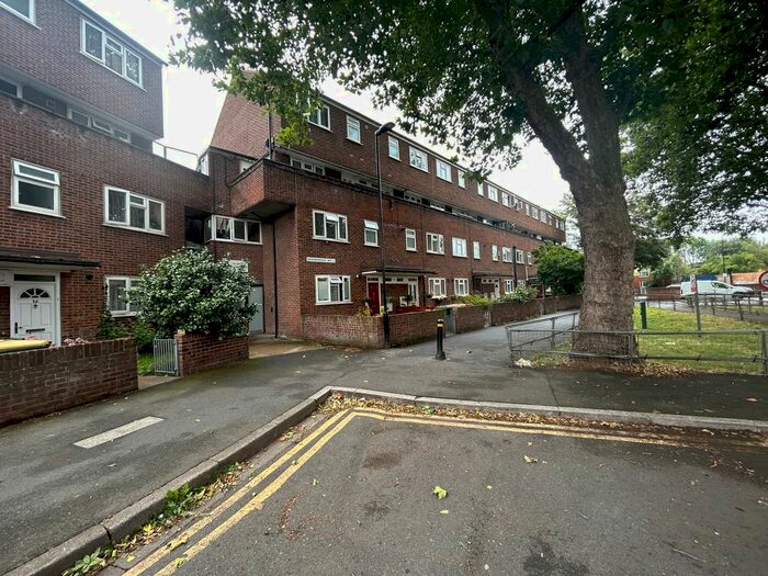3 Bedroom Maisonette To Rent In Gainsborough Avenue, London, E12