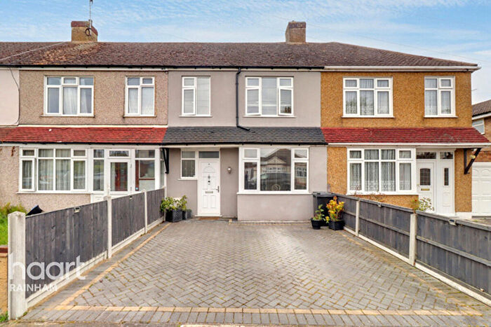 3 Bedroom Terraced House For Sale In Lake Avenue, Rainham, RM13