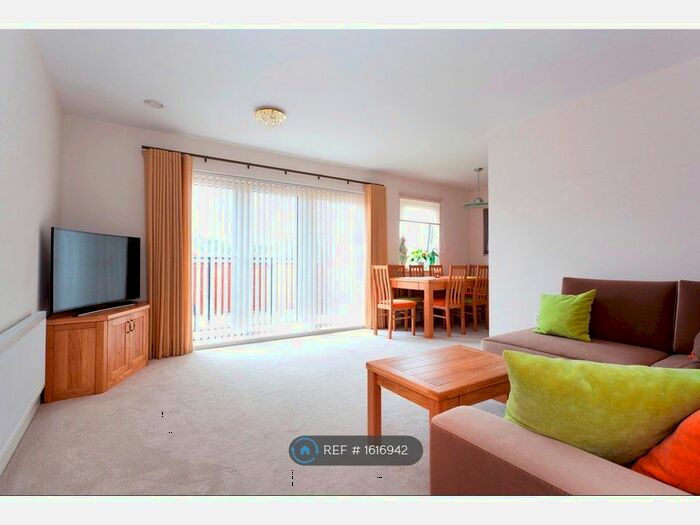 2 Bedroom Flat To Rent In Lexington Drive, Haywards Heath, RH16