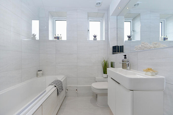 1 Bedroom Apartment For Sale In Farncombe Street, Godalming, Surrey, GU7