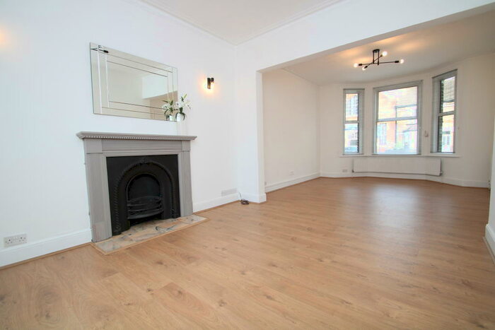 4 Bedroom Semi-Detached House To Rent In Brighton Road, South Croydon, CR2