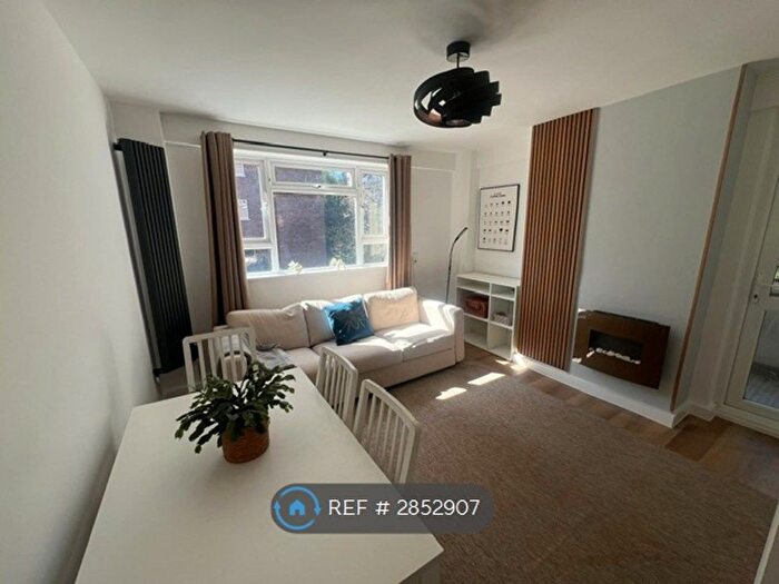 2 Bedroom Flat To Rent In Cumberland House, Kingston Upon Thames, KT2