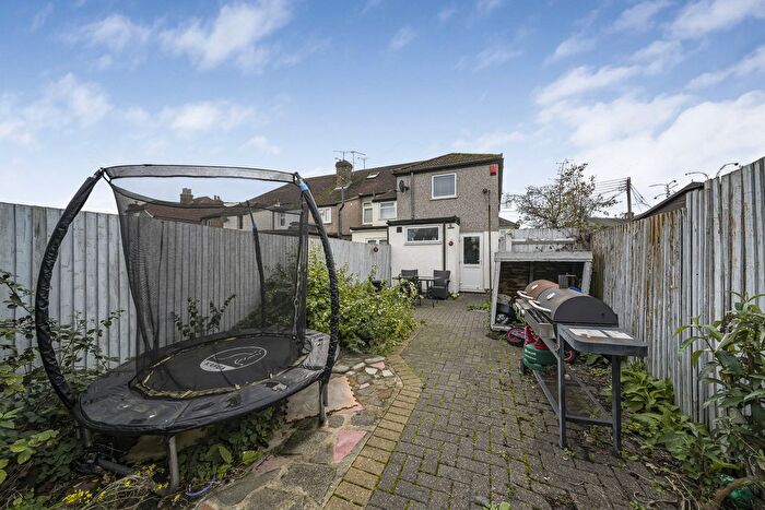 4 Bedroom End Of Terrace House For Sale In Tredegar Road, Dartford, DA2