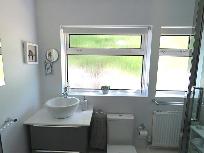 2 Bedroom Flat To Rent In Beacon Drive, Highcliffe, Christchurch, BH23