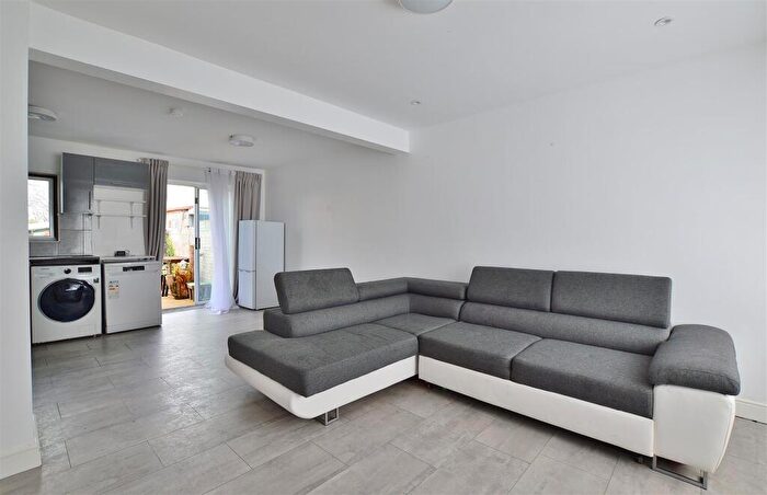 2 Bedroom Semi Detached House To Rent In Salt Hill Way, Slough, SL1